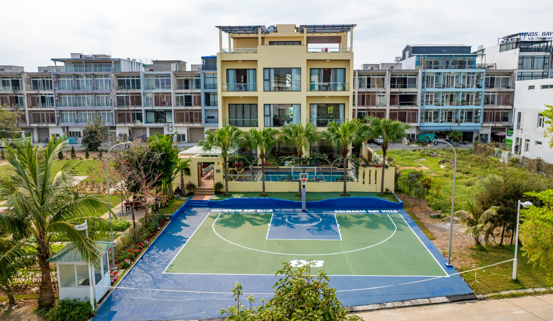 Nữ tiến sĩ hiếm hoi của showbiz Việt ở biệt thự rộng 1.000m² đẹp như resort, sống viên mãn bên chồng Viện trưởng