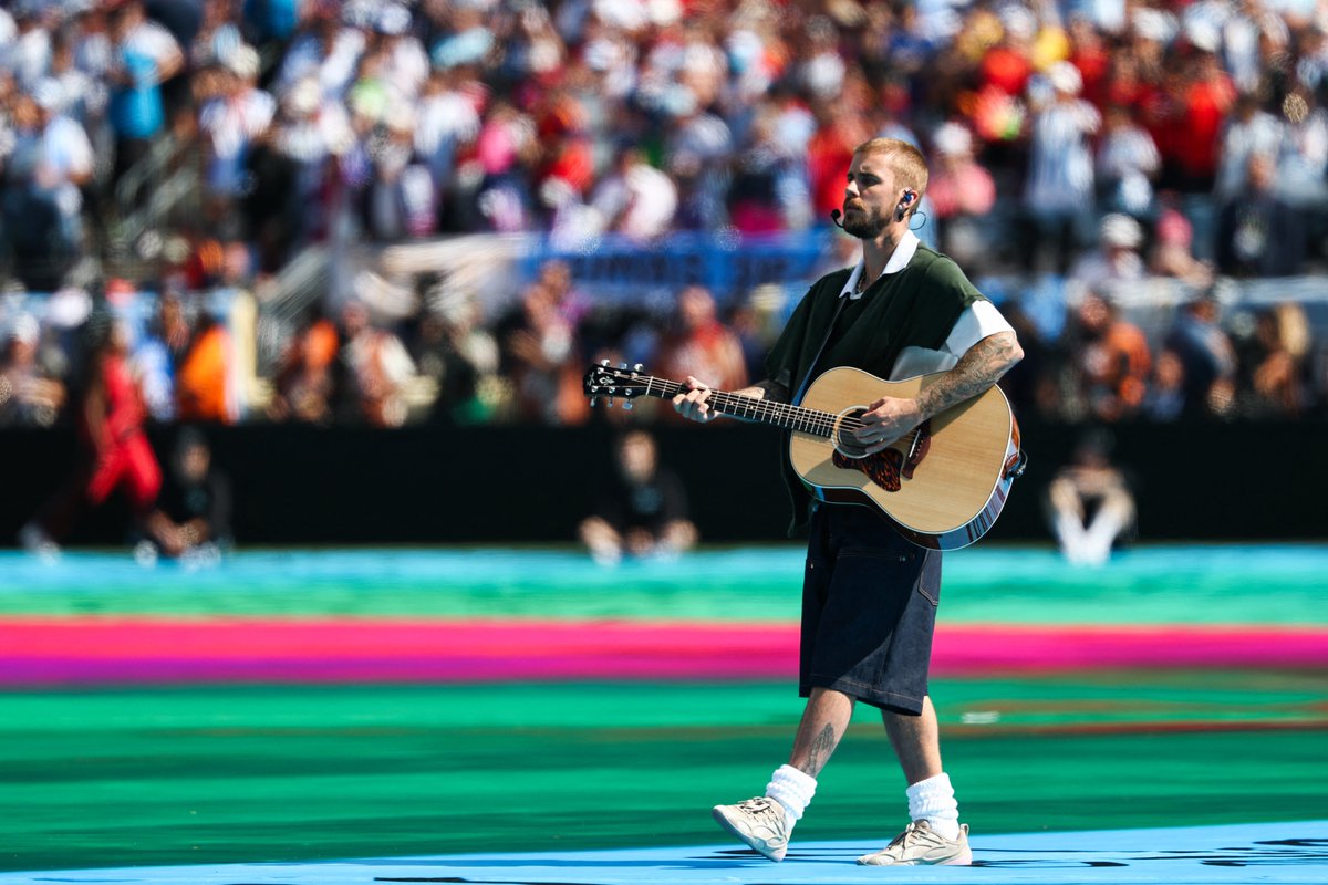 Halftime show đầu tiên trong lịch sử chung kết World Cup vừa diễn ra đã nhanh chóng trở thành đề tài được khán giả toàn cầu bàn tán