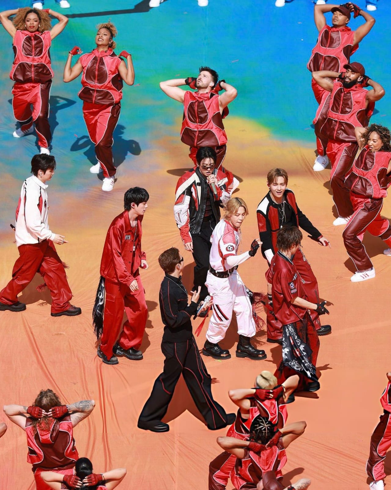 Chương trình hafltime show quỵ tụ hon 350 ghệ sĩ, nhạc công, vũ công và nhân vật biểu diễn đến từ nhiều quốc gia