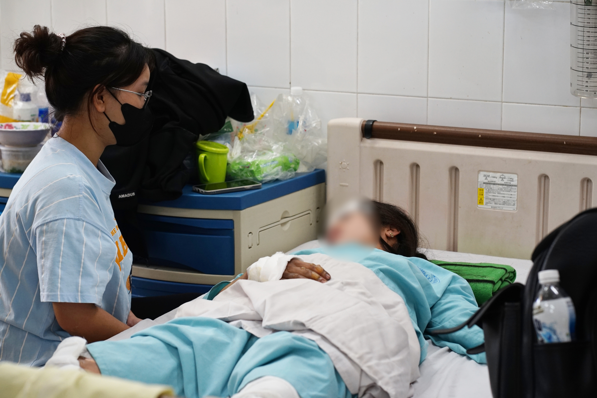 Chị Ngọc - vợ anh Thông cũng đang được điều trị trong bệnh viện sau vụ cháy xe khách