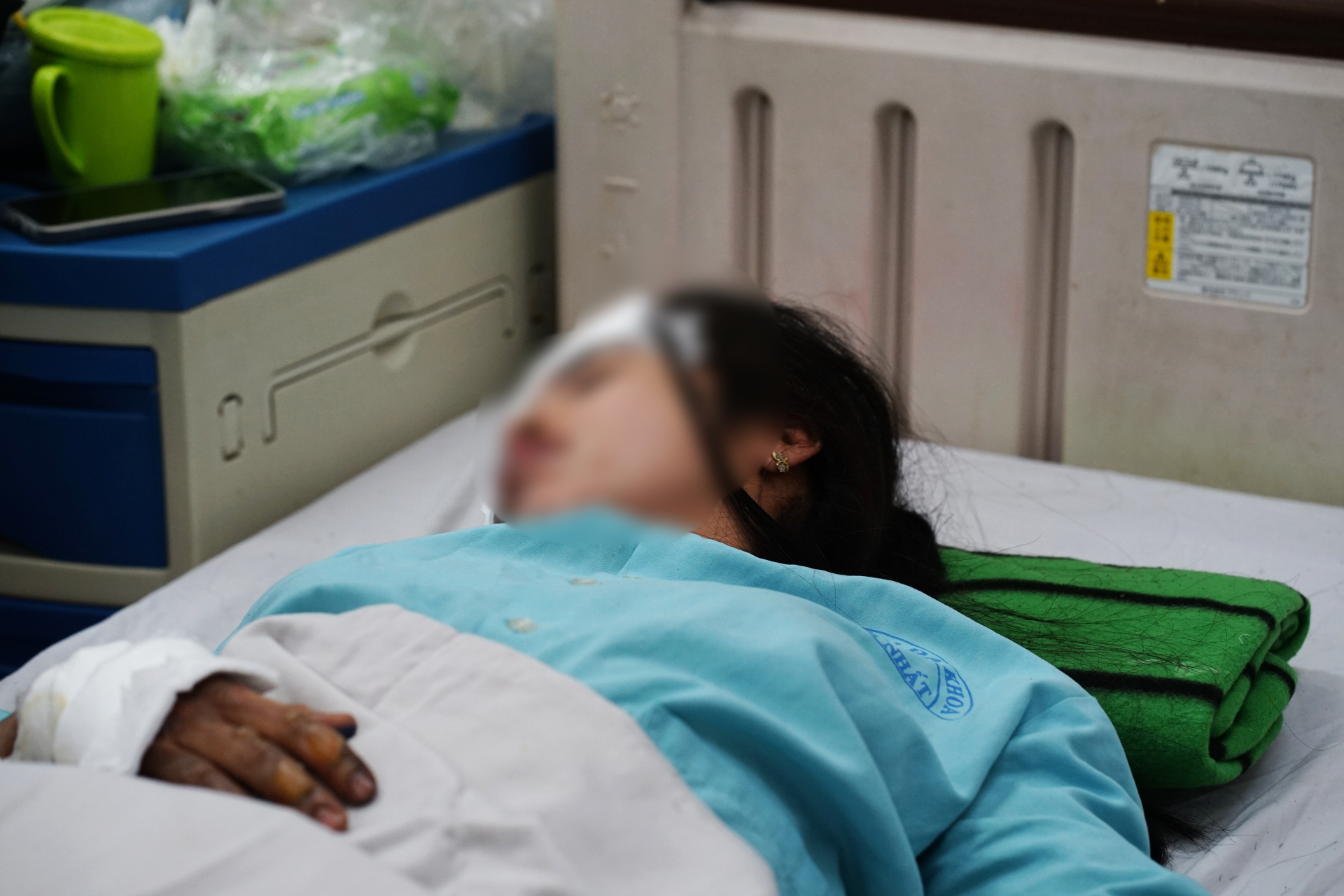 Hai vợ chồng đều lo lắng cho tình trạng của hai con nhỏ sau vụ cháy kinh hoàng