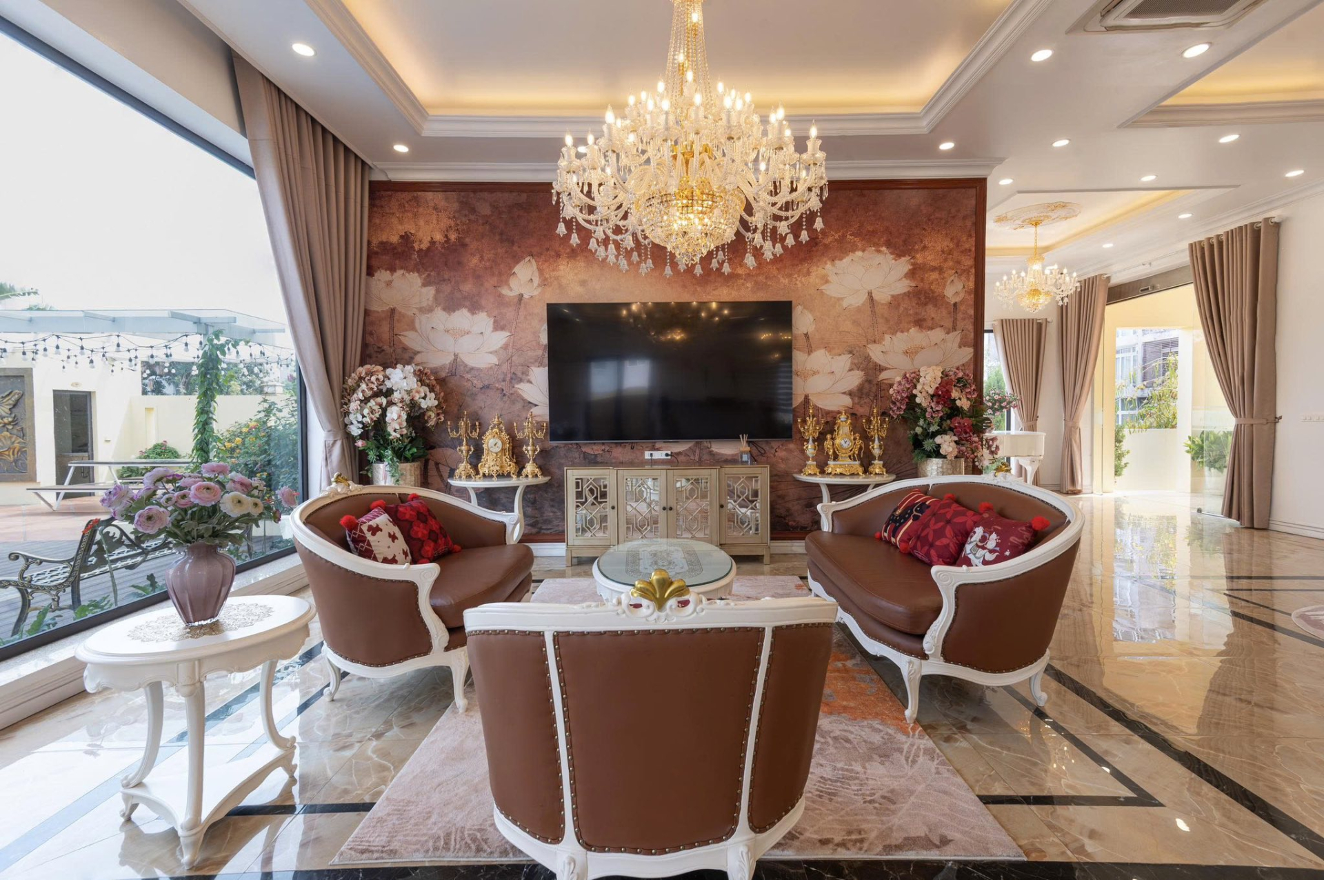 Nữ tiến sĩ hiếm hoi của showbiz Việt ở biệt thự rộng 1.000m² đẹp như resort, sống viên mãn bên chồng Viện trưởng