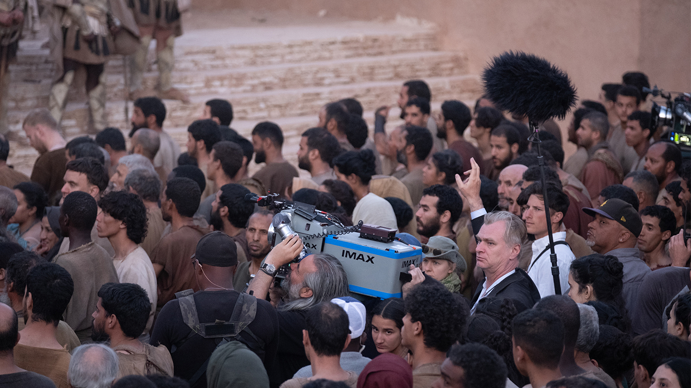 Đạo diễn Christopher Nolan và đoàn làm phim quay cảnh đám đông trong phim The Odyssey (2026) (Ảnh: Melinda Sue Gordon/Universal Pictures)