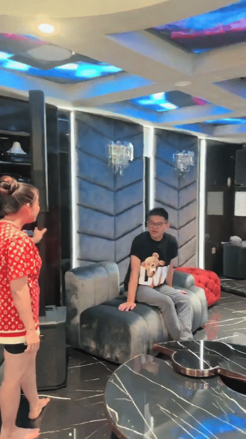 Phòng karaoke riêng.