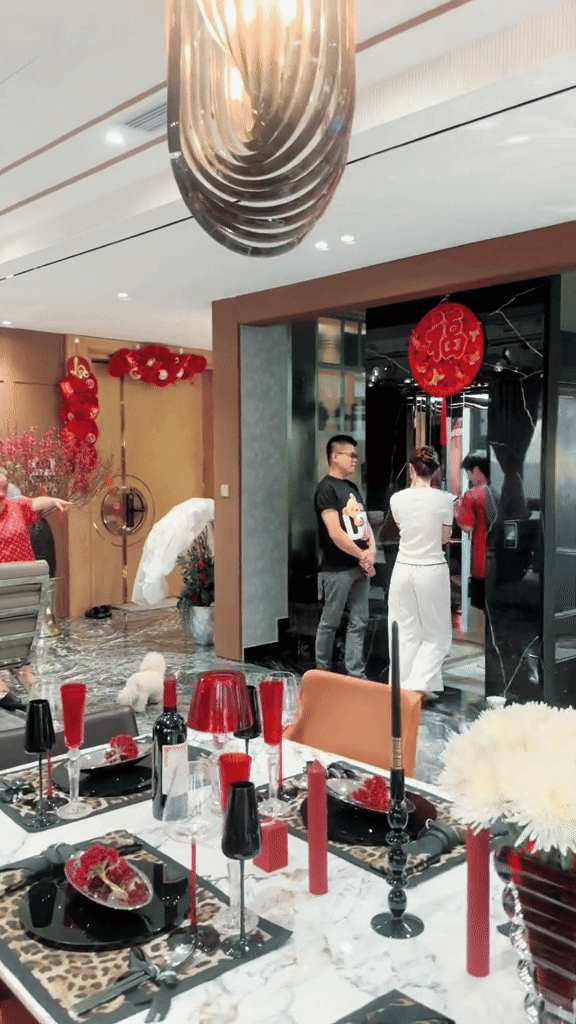Khu vực bàn rộng rãi và đẳng cấp.