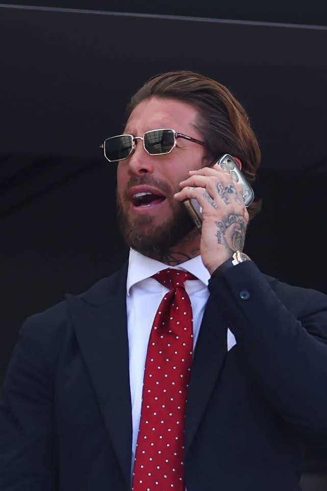 Giao diện nam tính, cool ngầu của Ramos sáng bừng trên khán đài.