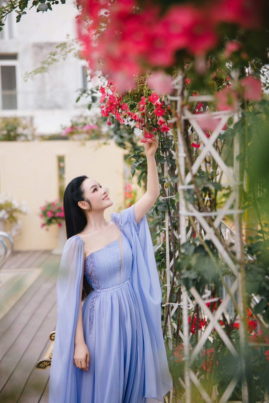 Nữ tiến sĩ hiếm hoi của showbiz Việt ở biệt thự rộng 1.000m² đẹp như resort, sống viên mãn bên chồng Viện trưởng