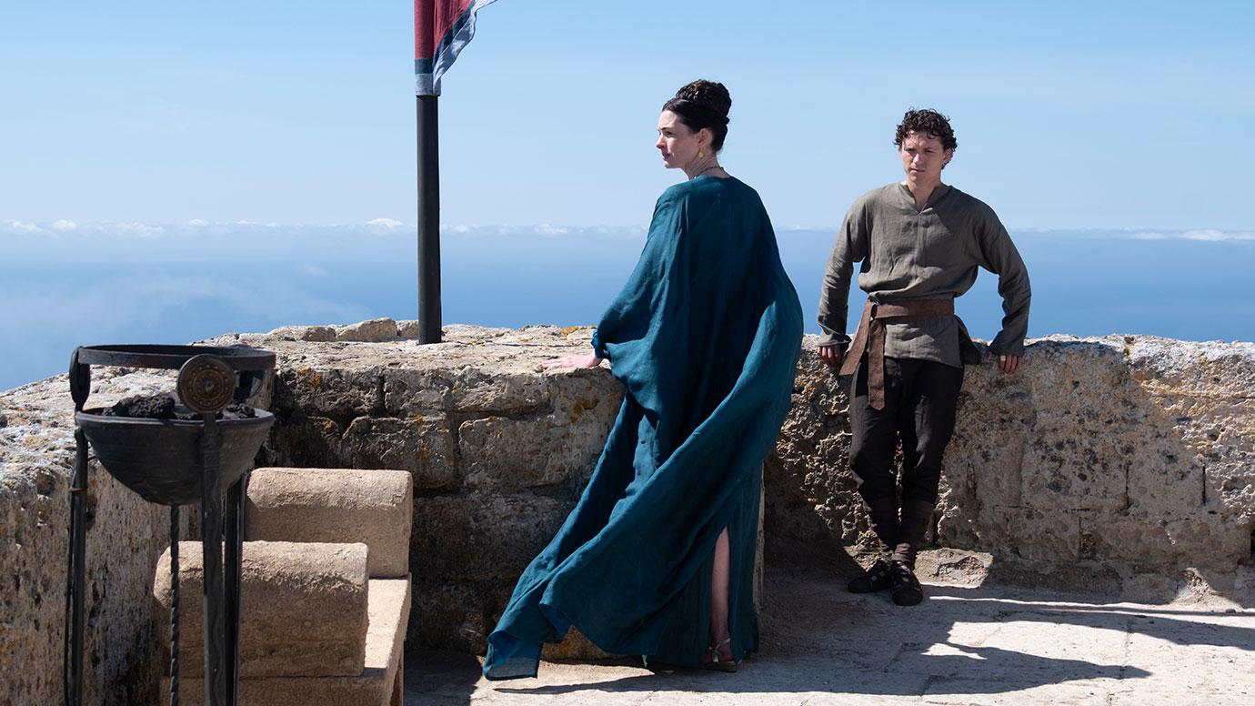 Các diễn viên Anne Hathaway và Tom Holland trong vai vợ và con trai của Odysseus (Ảnh: Universal Pictures)