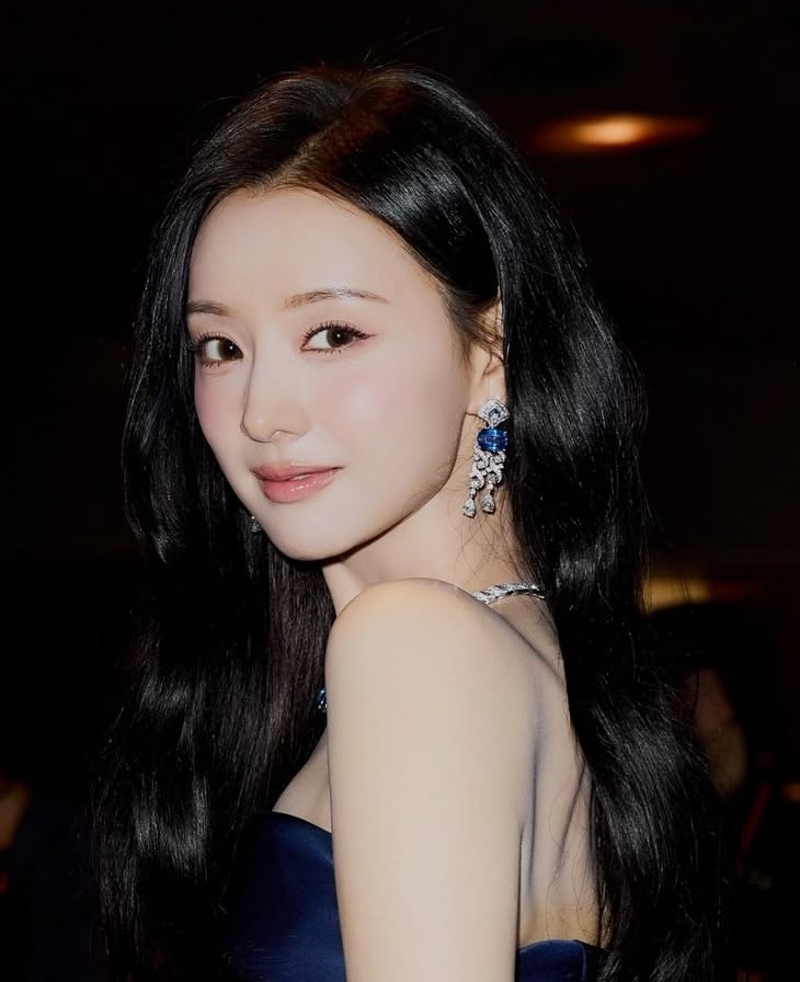 Kim Ji Won là hiện thân của vẻ đẹp sang trọng, cao cấp.