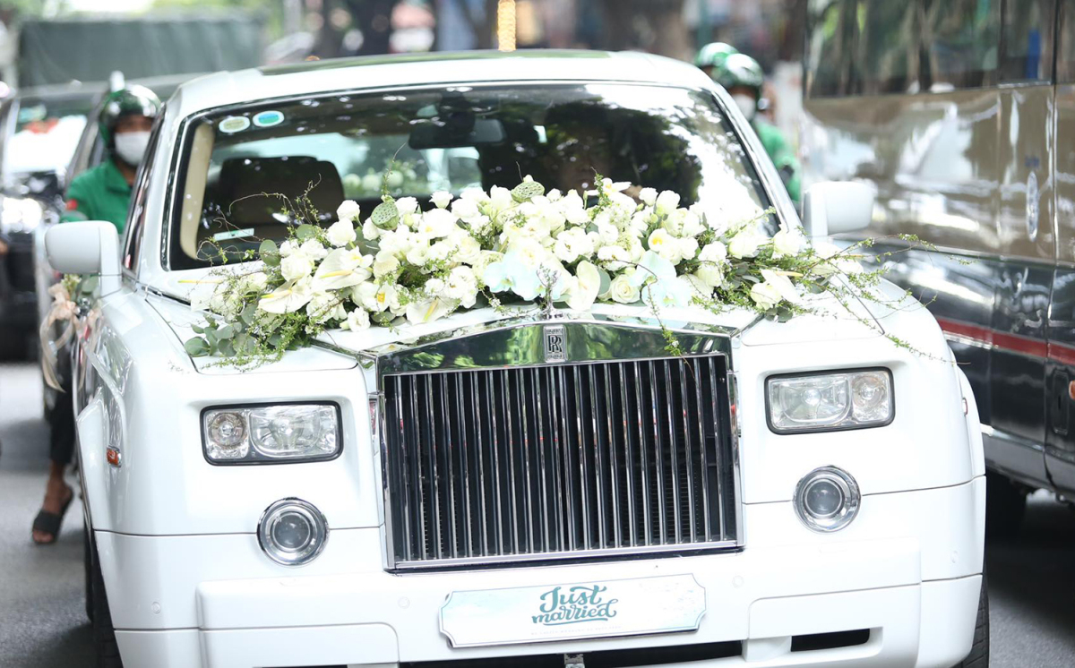 Tiểu thư Hà Thành ngồi Rolls-Royce theo chồng về dinh: Giờ sống trong biệt thự triệu đô sang xịn, đẻ 1 con rồi vẫn trẻ xinh