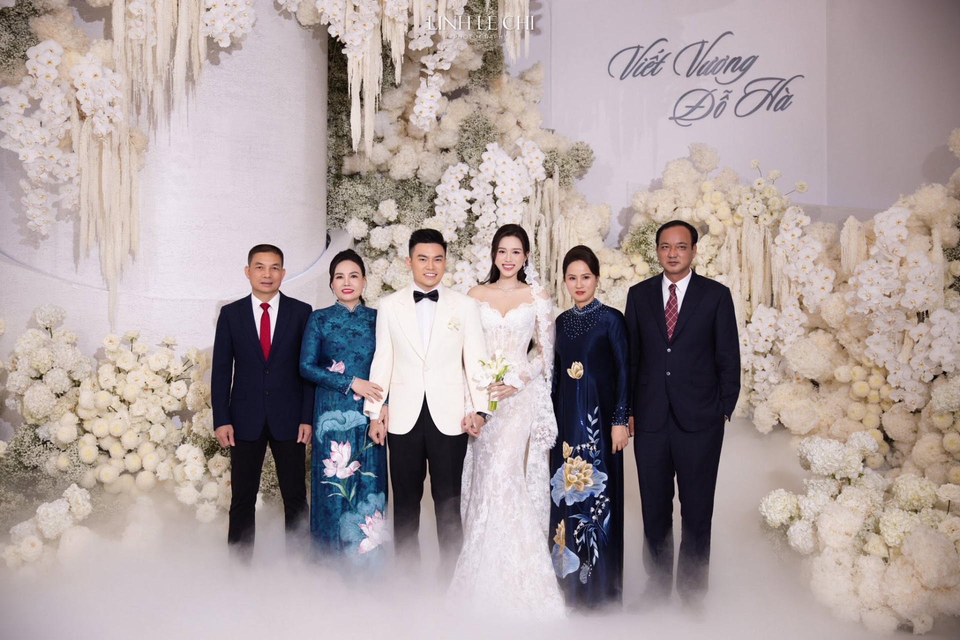Vợ chồng Đỗ Hà cùng bố mẹ 2 bên trong đám cưới (Ảnh: Đỗ Thị Hà)
