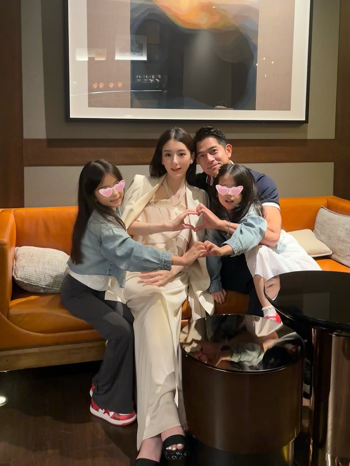 “Lọ lem” lấy đại gia hơn 22 tuổi, sinh con thứ 3 “thưởng nóng” 332 tỷ: Hình ảnh lộ diện ở sân bay gây chú ý