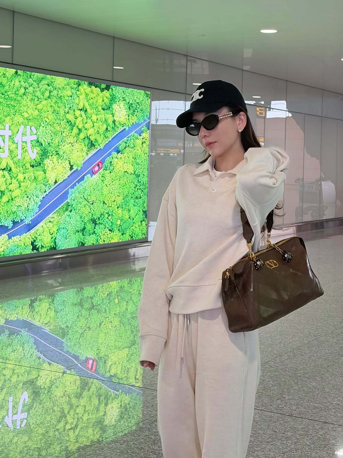 “Lọ lem” lấy đại gia hơn 22 tuổi, sinh con thứ 3 “thưởng nóng” 332 tỷ: Hình ảnh lộ diện ở sân bay gây chú ý