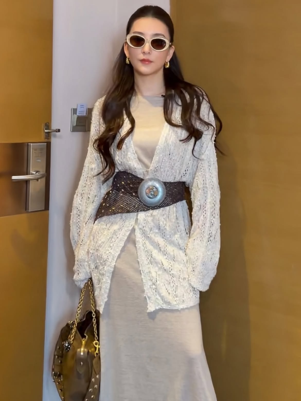 “Lọ lem” lấy đại gia hơn 22 tuổi, sinh con thứ 3 “thưởng nóng” 332 tỷ: Hình ảnh lộ diện ở sân bay gây chú ý