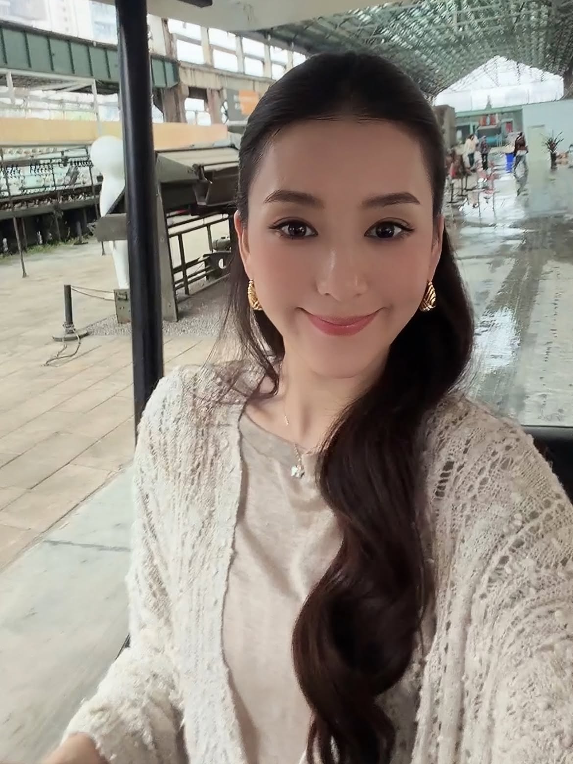 “Lọ lem” lấy đại gia hơn 22 tuổi, sinh con thứ 3 “thưởng nóng” 332 tỷ: Hình ảnh lộ diện ở sân bay gây chú ý