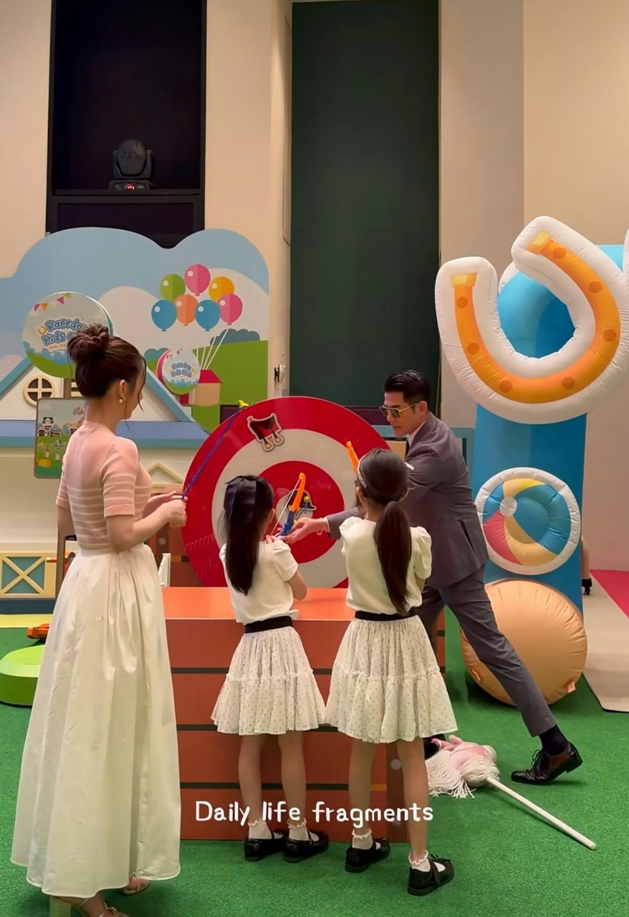 Cả hai vẫn công khai các con lên mạng xã hội, song thường giấu mặt.