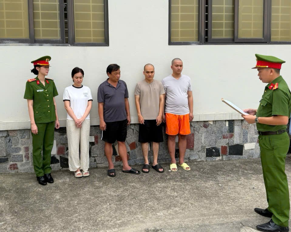 Cơ quan Cảnh sát điều tra Công an tỉnh Thanh Hóa thi hành lệnh khởi tố bị can. Ảnh: Công an tỉnh Thanh Hóa