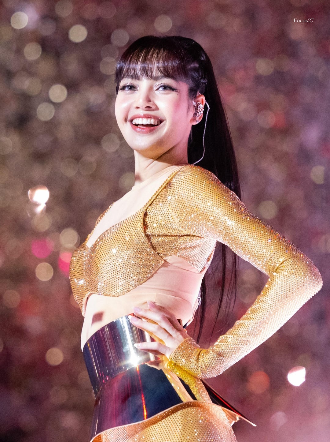 Vàng không bao giờ xuống giá là vàng ở trên người Lisa (BLACKPINK)
