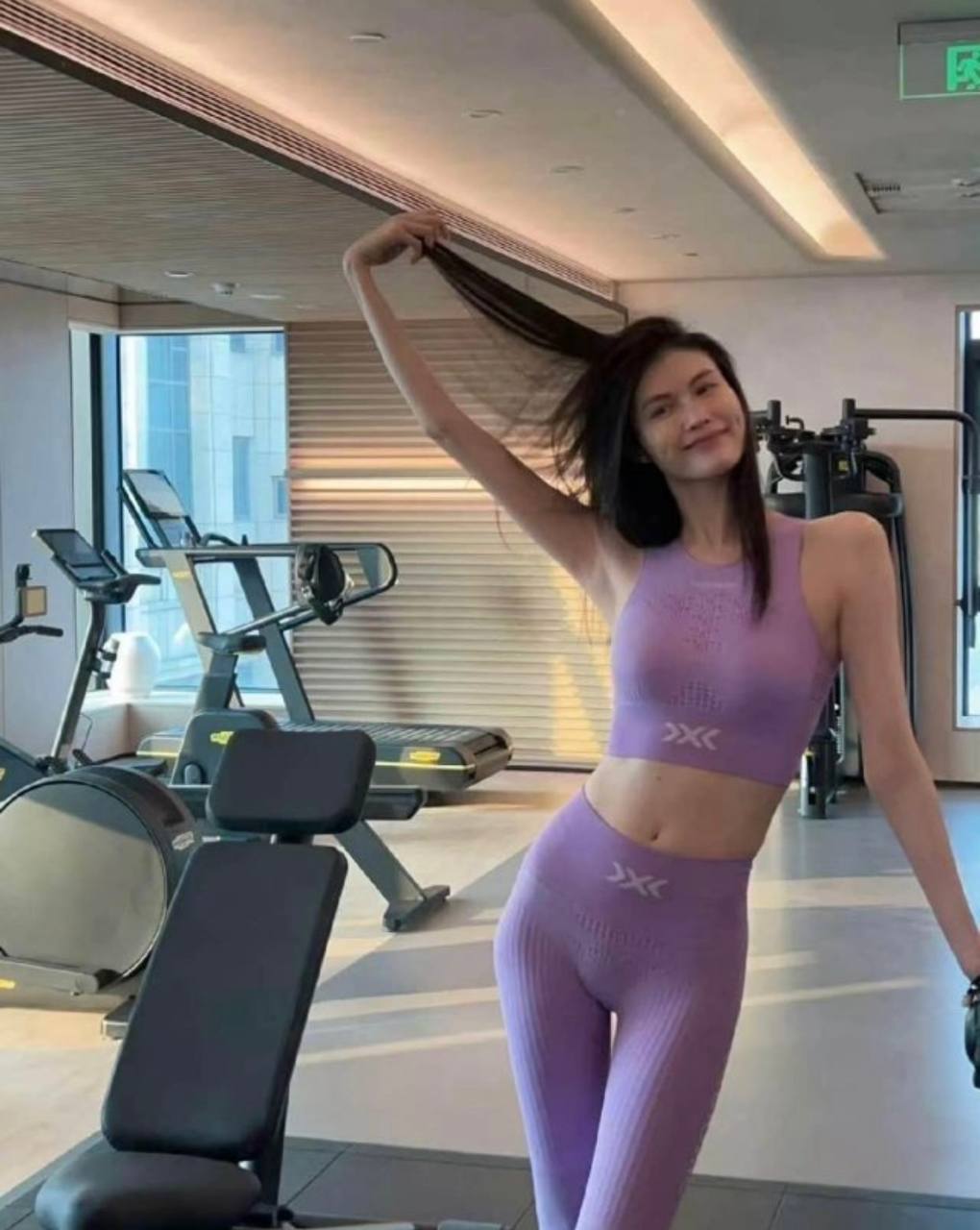 Thiên thần Victoria's Secret qua ống kính người qua đường: Trắng phát sáng, được khen quấn giẻ cũng đẹp