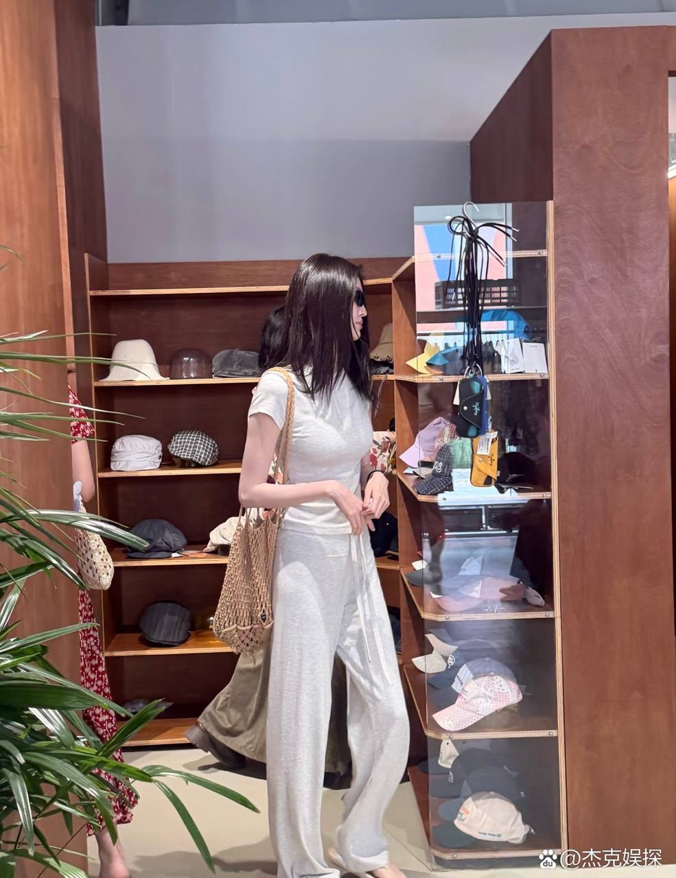 Những hình ảnh đời thường giản dị của bà xã Trần Vỹ Đình cũng vô cùng cuốn hút.
