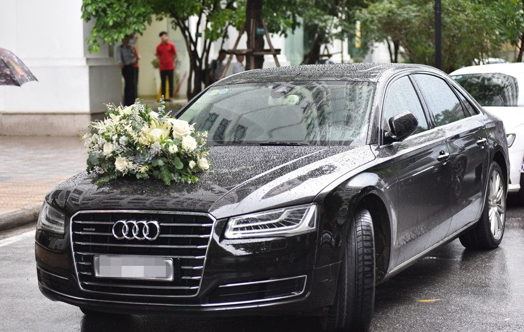 Mỹ nhân showbiz nở nụ cười trên xe Audi, theo chồng thiếu gia về dinh: Cuộc sống trong biệt thự 250 tỷ gây choáng