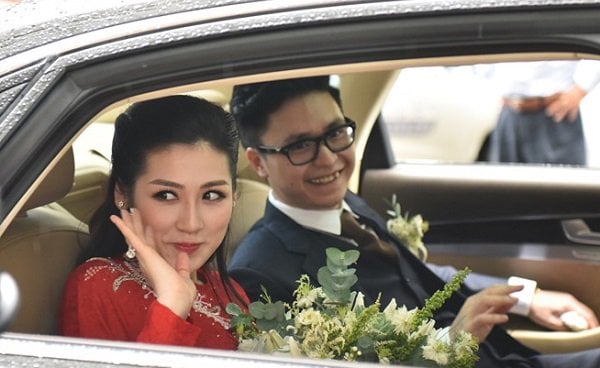 Mỹ nhân showbiz nở nụ cười trên xe Audi, theo chồng thiếu gia về dinh: Cuộc sống trong biệt thự 250 tỷ gây choáng