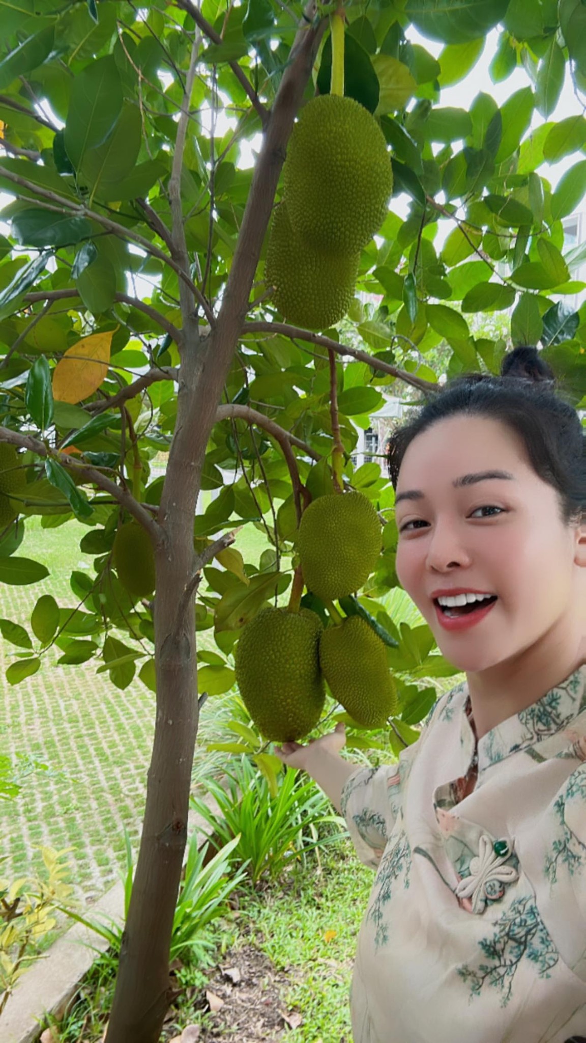 Cô dành nhiều thời gian chăm chút cho khu vườn của mình