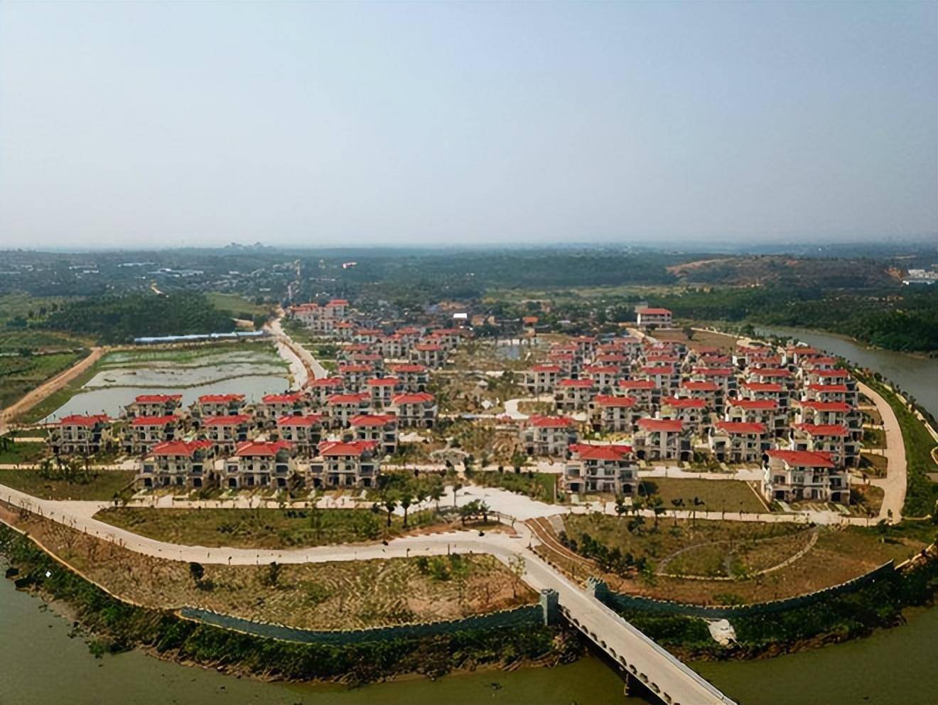 Tỷ phú xây 258 căn biệt thự tặng cả làng vẫn gây tranh cãi đến mức không dám về quê: Cái kết sau 8 năm