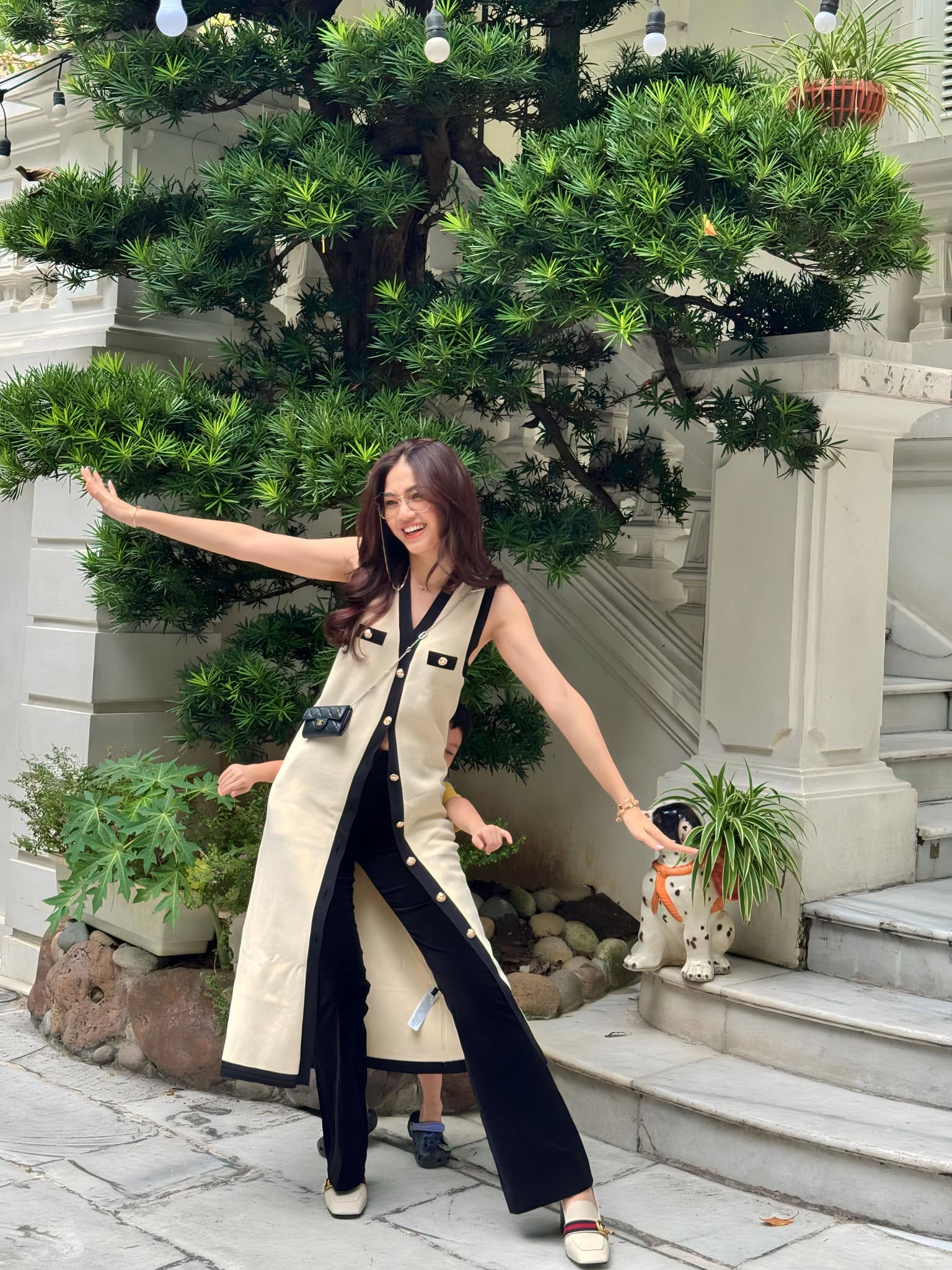 Mỹ nhân che mặt ngồi trong Rolls-Royce: Bỏ hết hào quang showbiz gả vào nhà hào môn, giờ sống trong biệt thự trắng xa hoa giữa Hà thành