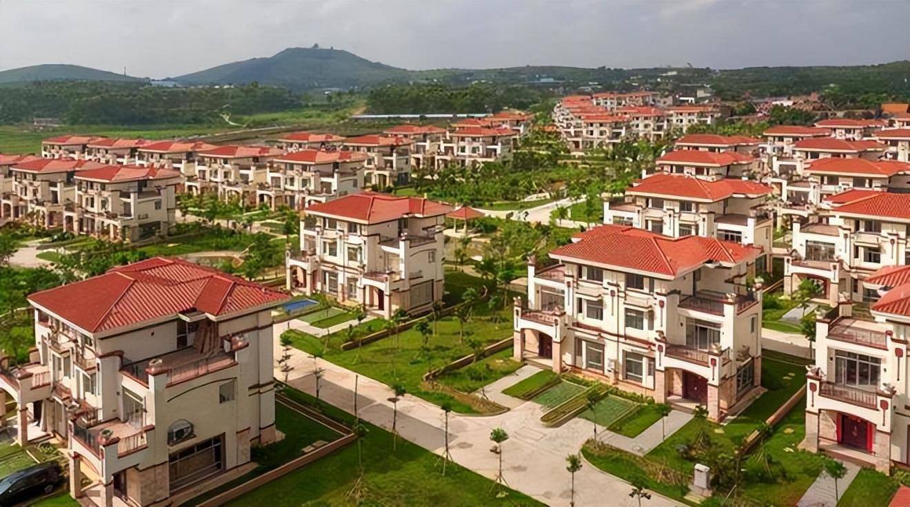Tỷ phú xây 258 căn biệt thự tặng cả làng vẫn gây tranh cãi đến mức không dám về quê: Cái kết sau 8 năm