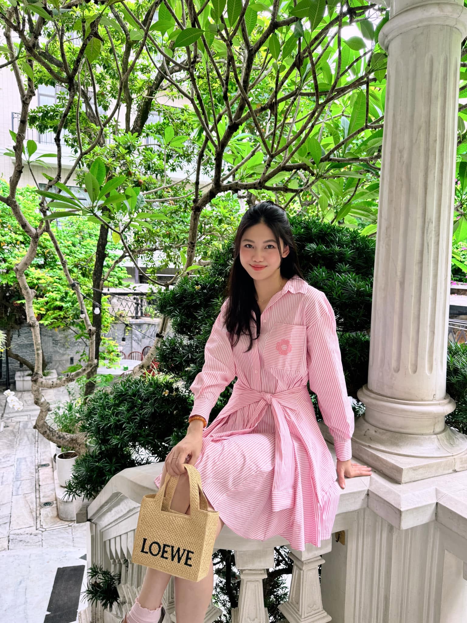 Mỹ nhân che mặt ngồi trong Rolls-Royce: Bỏ hết hào quang showbiz gả vào nhà hào môn, giờ sống trong biệt thự trắng xa hoa giữa Hà thành