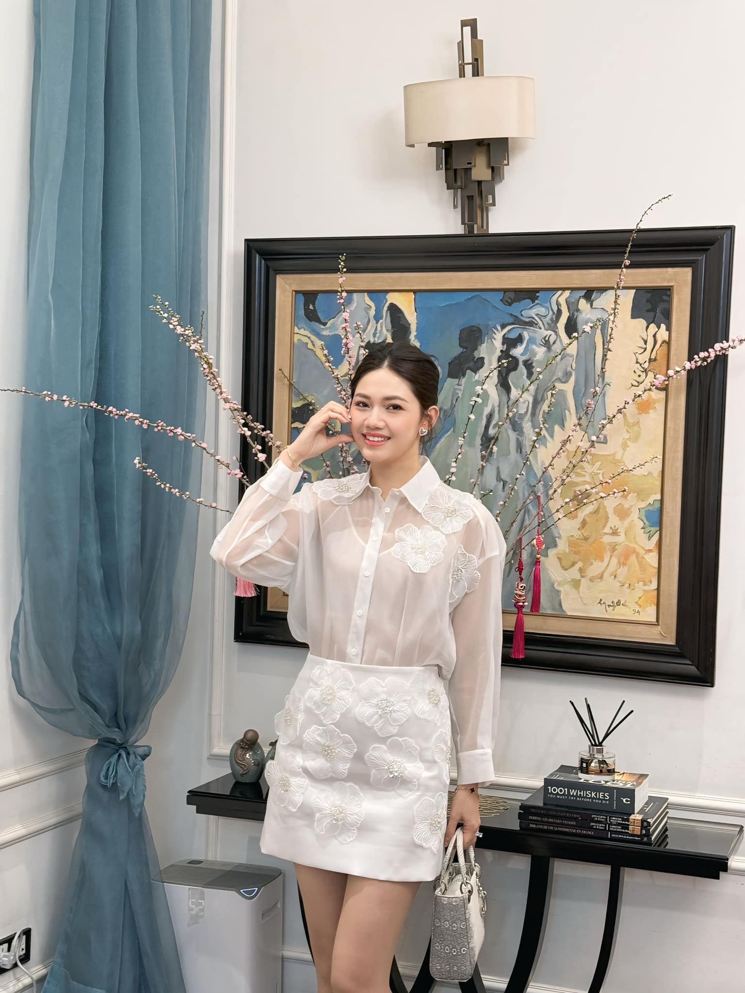 Mỹ nhân che mặt ngồi trong Rolls-Royce: Bỏ hết hào quang showbiz gả vào nhà hào môn, giờ sống trong biệt thự trắng xa hoa giữa Hà thành