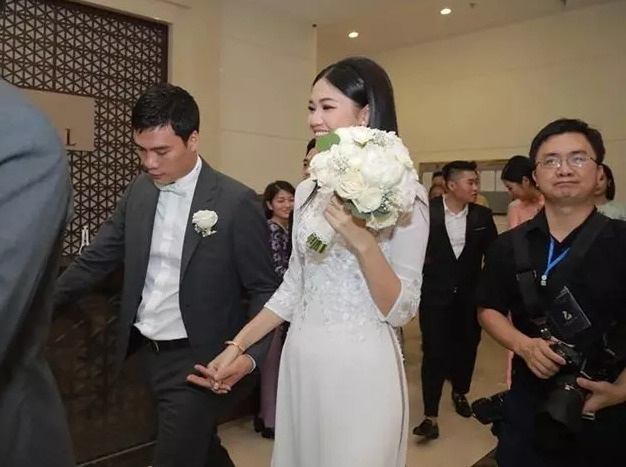 Mỹ nhân che mặt ngồi trong Rolls-Royce: Bỏ hết hào quang showbiz gả vào nhà hào môn, giờ sống trong biệt thự trắng xa hoa giữa Hà thành