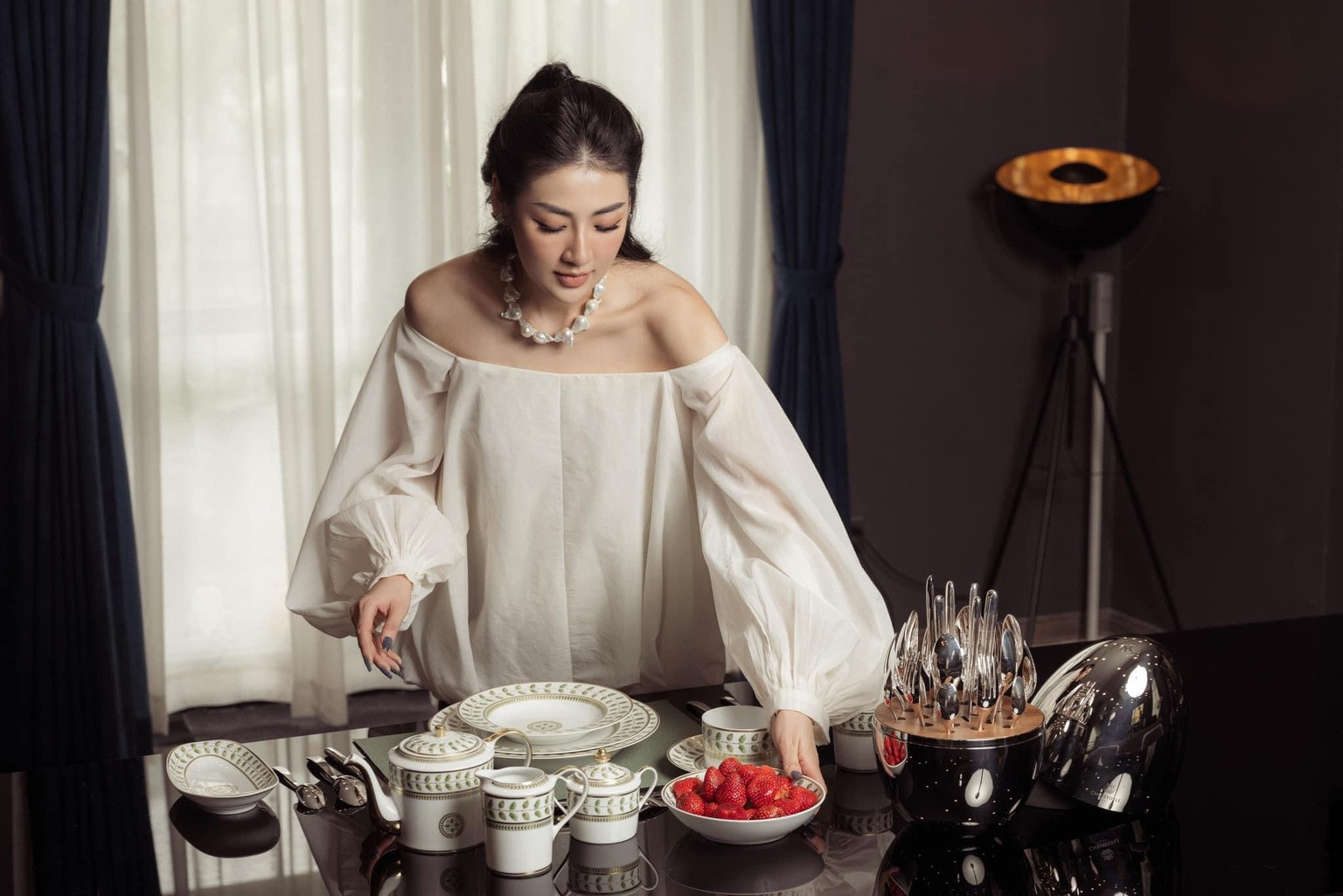 Mỹ nhân showbiz nở nụ cười trên xe Audi, theo chồng thiếu gia về dinh: Cuộc sống trong biệt thự 250 tỷ gây choáng