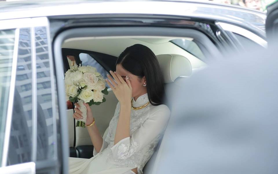 Mỹ nhân che mặt ngồi trong Rolls-Royce: Bỏ hết hào quang showbiz gả vào nhà hào môn, giờ sống trong biệt thự trắng xa hoa giữa Hà thành