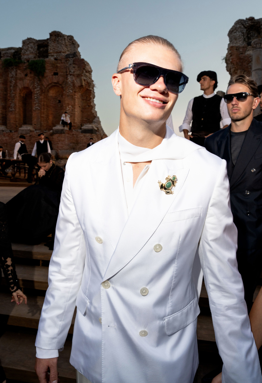   Erling Haaland lại xây dựng hình ảnh trẻ trung, hiện đại khi hợp tác với Dolce & Gabbana, dự show diễn của thương hiệu và xuất hiện trong các chiến dịch quảng bá.  