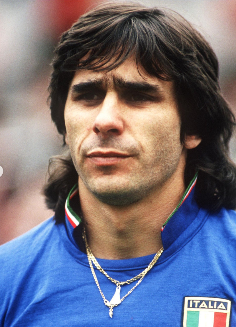 Bruno Conti là một trong những biểu tượng của tuyển Ý những năm 1980. Ông thường ra sân với hai sợi dây chuyền vàng, hình ảnh gần như không thể xuất hiện trong bóng đá hiện đại.