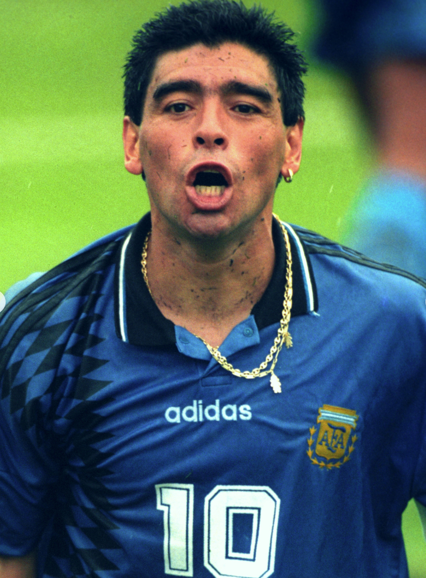 Diego Maradona không chỉ nổi tiếng với số 10 huyền thoại mà còn bởi hình ảnh luôn thi đấu cùng dây chuyền vàng và khuyên tai.
