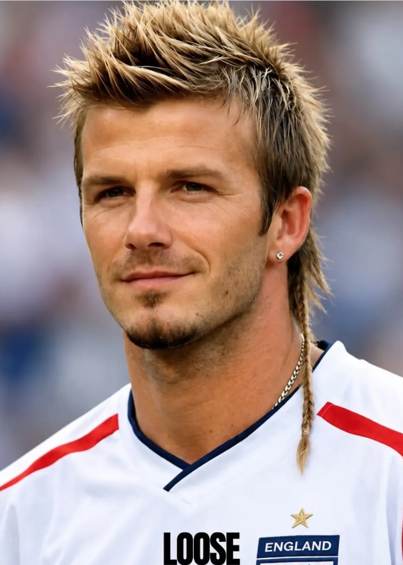 Ngay cả David Beckham - biểu tượng thời trang của bóng đá thế giới - cũng từng không ít lần thi đấu với dây chuyền hoặc nhẫn cưới. Với Beckham, thời trang và bóng đá gần như chưa bao giờ tách rời, và sân cỏ cũng là nơi anh thể hiện gu thẩm mỹ cá nhân.
