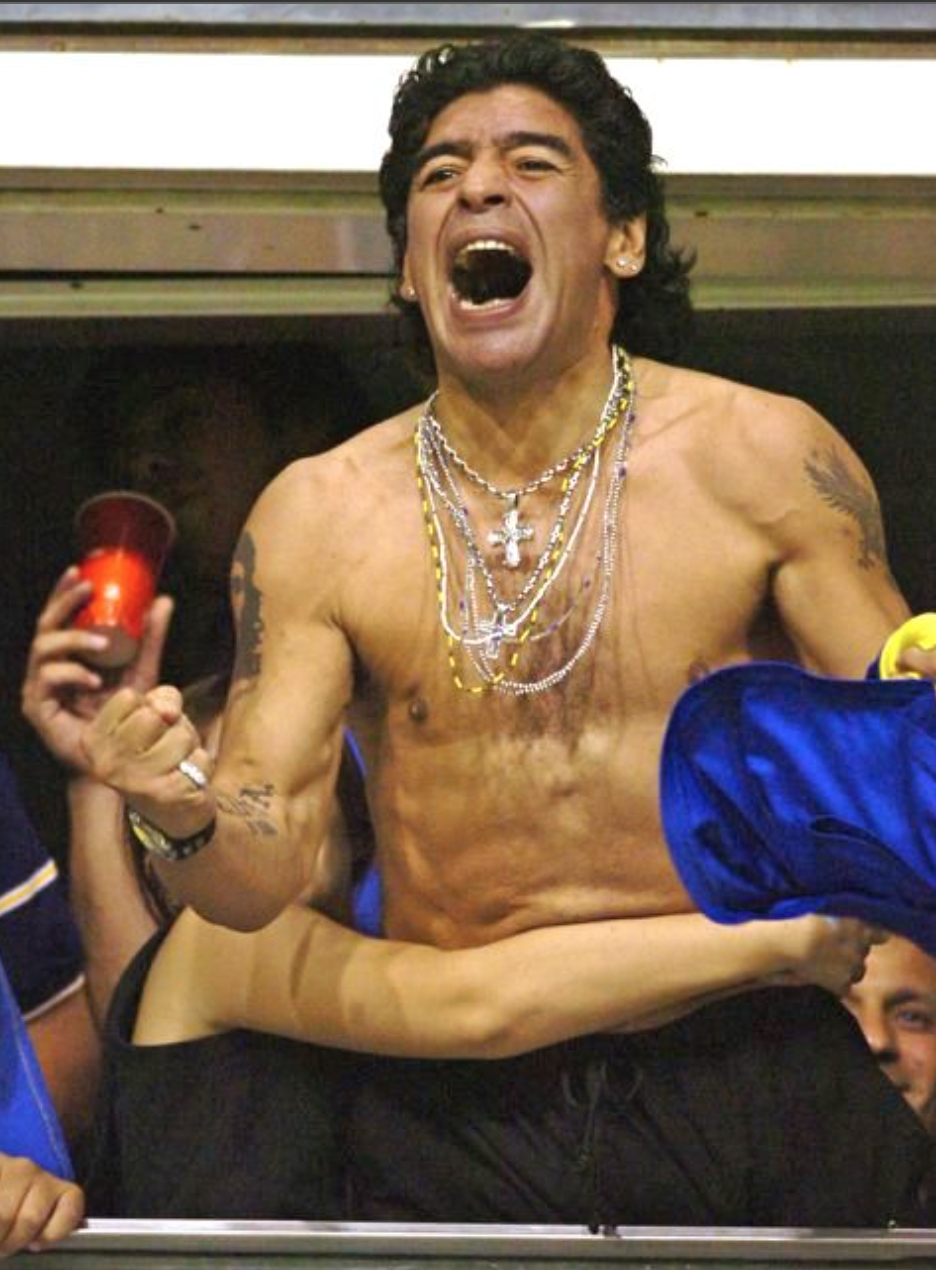 Diego Maradona chắc chắn là một trong những danh thủ có sở thích đeo nhiều trang sức nhất làng bóng.