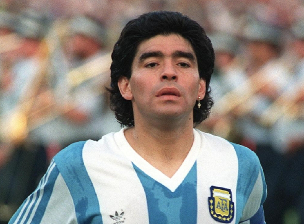 Chiếc khuyên tai hình thánh giá của Diego Maradona từng là một phần hình ảnh huyền thoại của số 10 Argentina trong hành trình vô địch World Cup 1986.