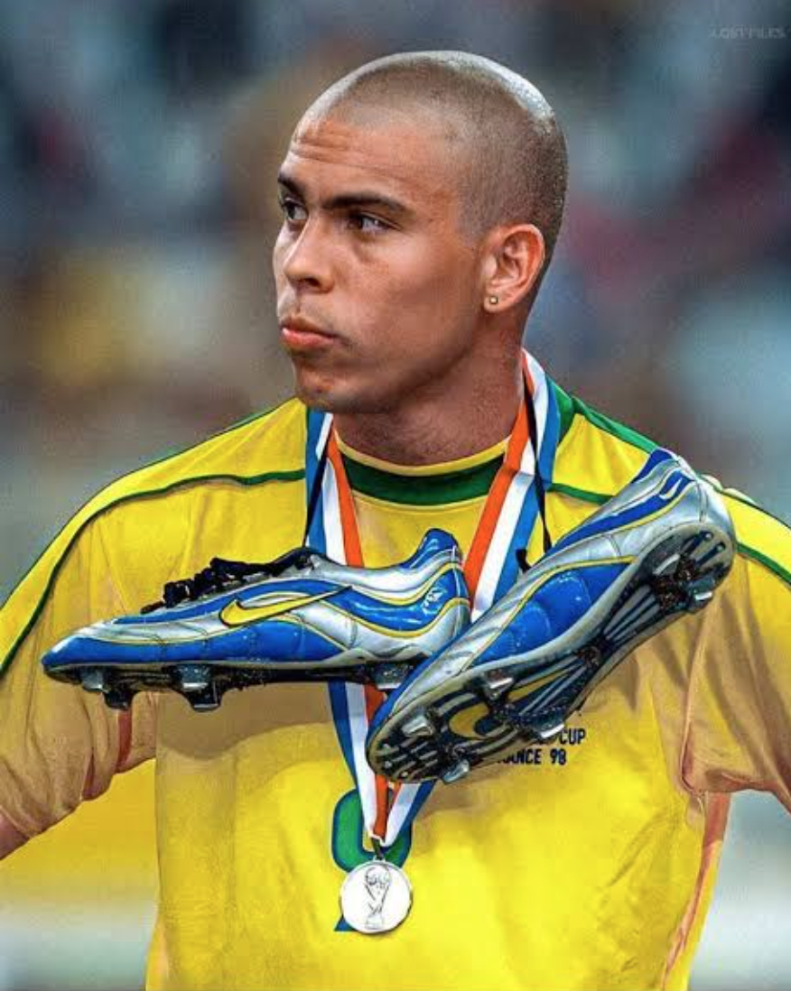 Ronaldo Nazário cũng nhiều lần xuất hiện với khuyên tai hay nhẫn vàng khi khoác áo tuyển Brazil. Phụ kiện này thường được xem như vật may mắn hoặc biểu tượng tôn giáo, điều khá phổ biến với các cầu thủ Nam Mỹ thời điểm đó.