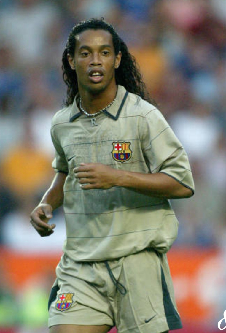 Ronaldinho là một ví dụ khác. Sợi dây chuyền mặt chữ R nạm kim cương cùng nụ cười đặc trưng đã trở thành một phần hình ảnh của