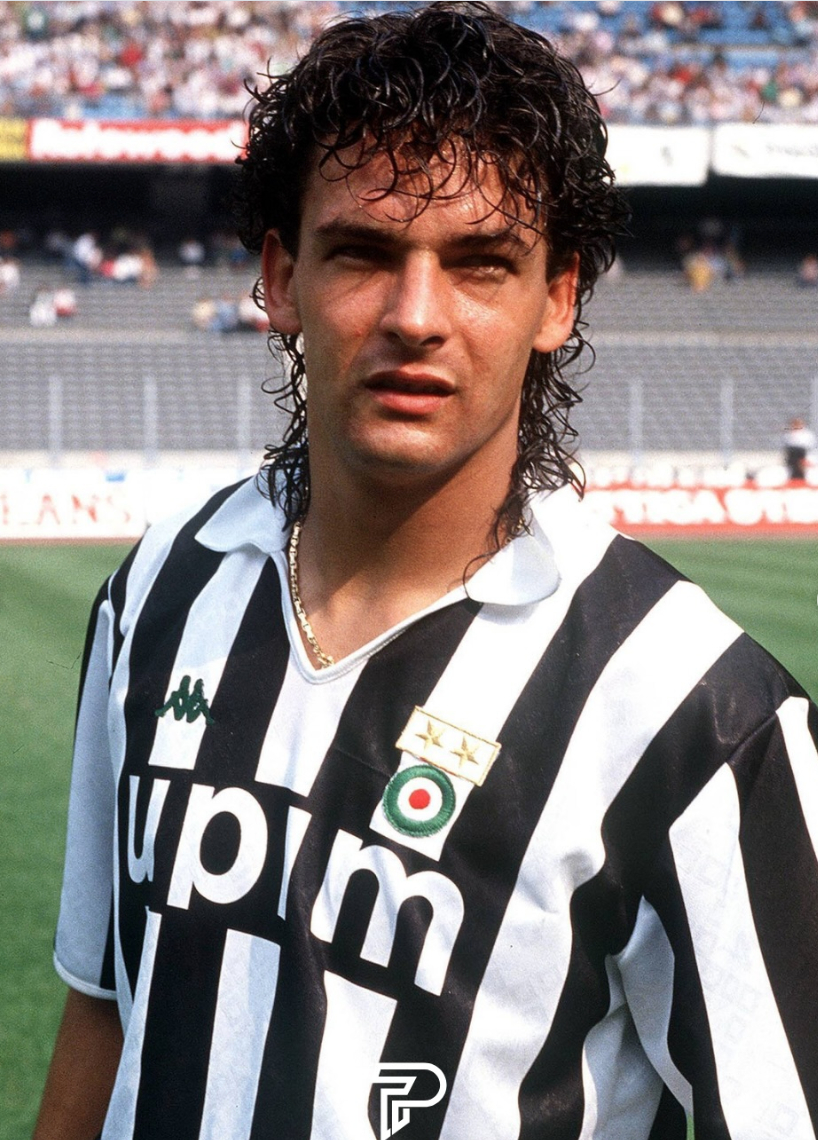 Roberto Baggio thường xuyên ra sân với một sợi dây chuyền vàng mảnh giấu dưới cổ áo. Trước khi luật được siết chặt, đây là hình ảnh không hề hiếm trên các sân cỏ châu Âu.