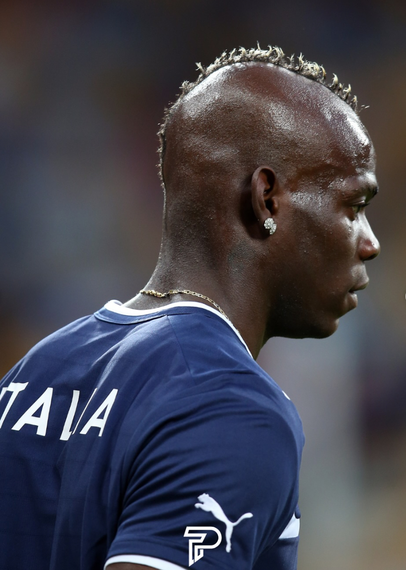 Mario Balotelli tại giải Euro 2012, sau khi FIFA đã ban hành luật cấm cầu thủ sử dụng trang sức khi ra sân. Đây có thể là hình ảnh của anh trước trận đấu chính thức.