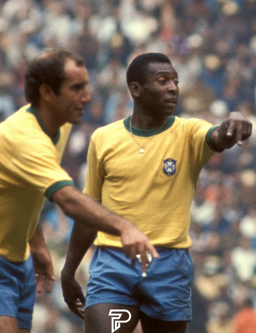 Pelé nhiều lần thi đấu với dây chuyền nhỏ đeo sát cổ - hình ảnh quen thuộc của bóng đá thập niên 1960-1970.