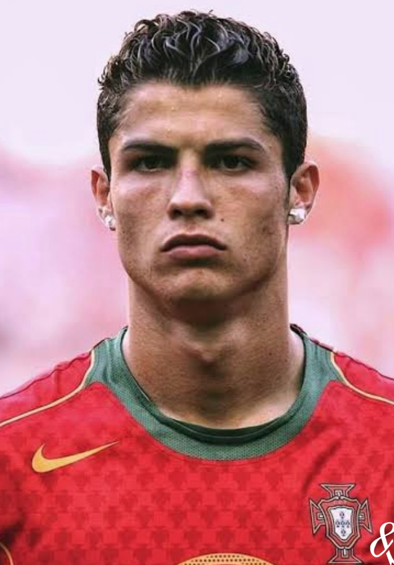 CR7 là một trong những cầu thủ từng gây chú ý với những đôi khuyên tai nạm kim cương.