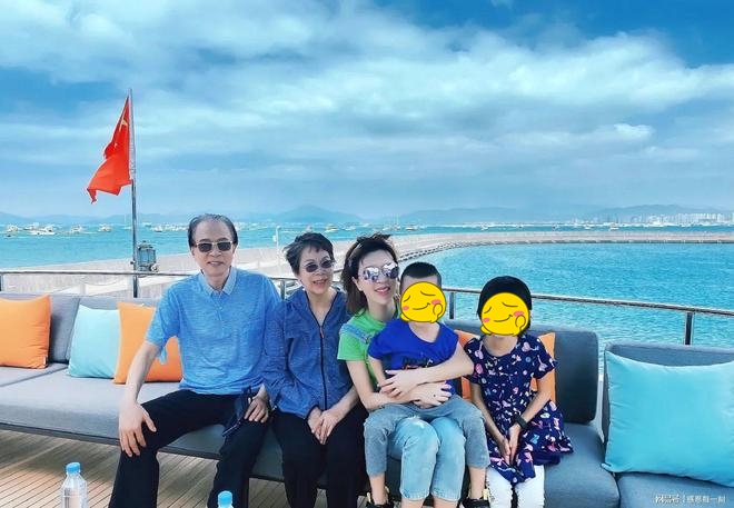 Bố Kim Xảo Xảo là giảng viên đại học nhưng vẫn dính ngay cú lừa (Ảnh: 163).