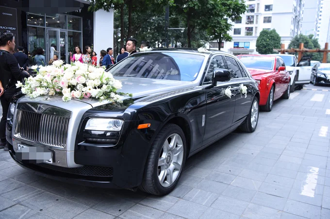 Mỹ nhân che mặt ngồi trong Rolls-Royce: Bỏ hết hào quang showbiz gả vào nhà hào môn, giờ sống trong biệt thự trắng xa hoa giữa Hà thành