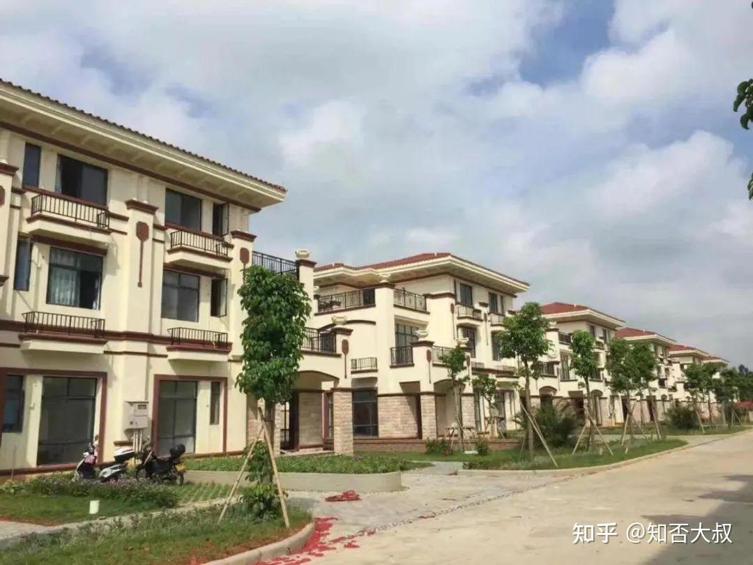 Tỷ phú xây 258 căn biệt thự tặng cả làng vẫn gây tranh cãi đến mức không dám về quê: Cái kết sau 8 năm
